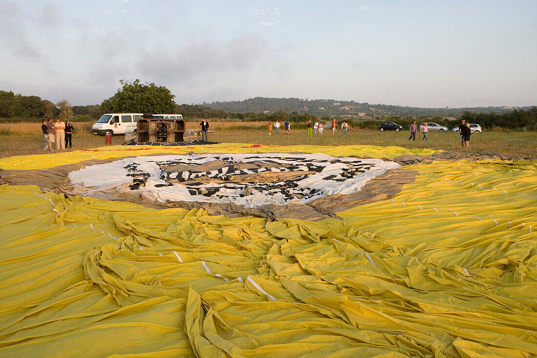 Vorbereitungen für Mallorca Balloons Heißluftballonfahrt, nahe Manacor, Mallorca, Balearen, Spanien, Europa