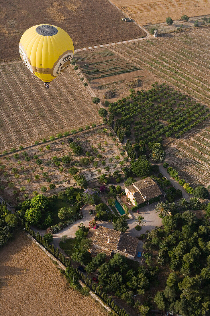 Luftaufnahme von Mallorca Balloons Warsteiner Heißluftballon über Finca, nahe Manacor, Mallorca, Balearen, Spanien, Europa