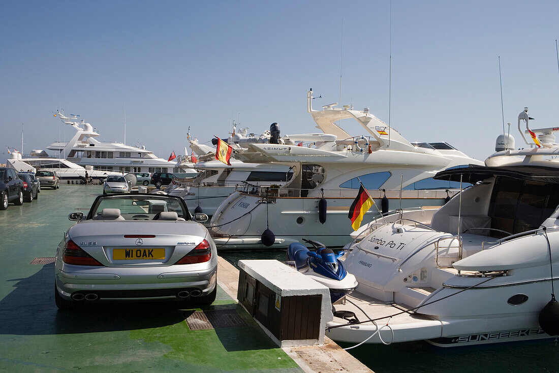 Mercedes Cabriolet und Luxusyachten in der Portals Nous Marina, Portals Nous, nahe Palma, Mallorca, Balearen, Spanien, Europa