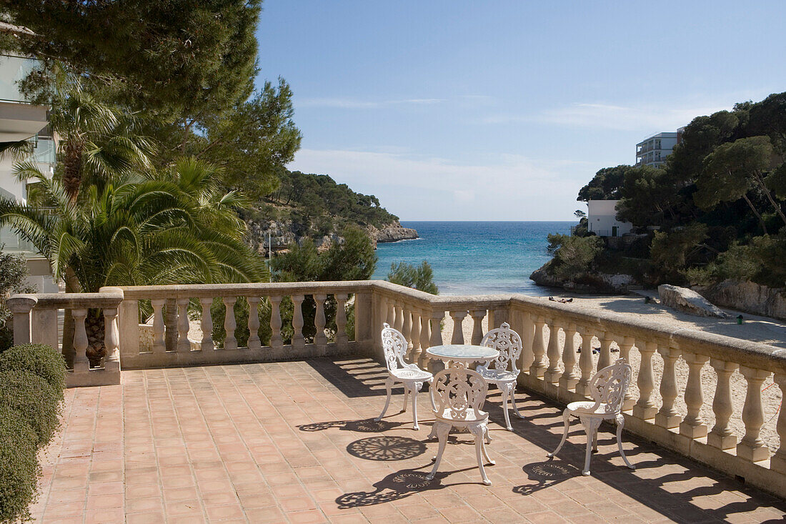 Terrasse mit Blick auf Cala Santanyi Bucht, Cala Santanyi, Mallorca, Balearen, Spanien, Europa