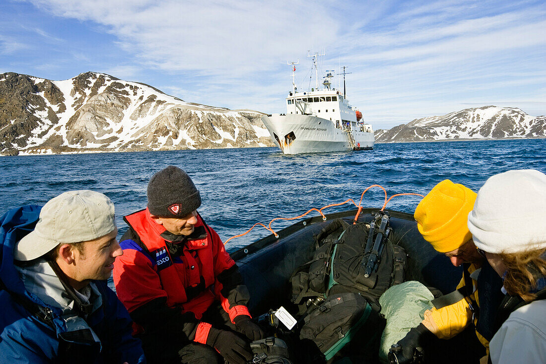 Zodiac und Expeditionsschiff, Spitzbergen, Norwegen