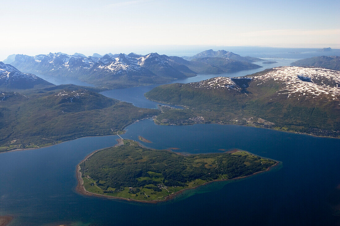 Fjord bei Tromso, Luftaufnahme, Norwegen
