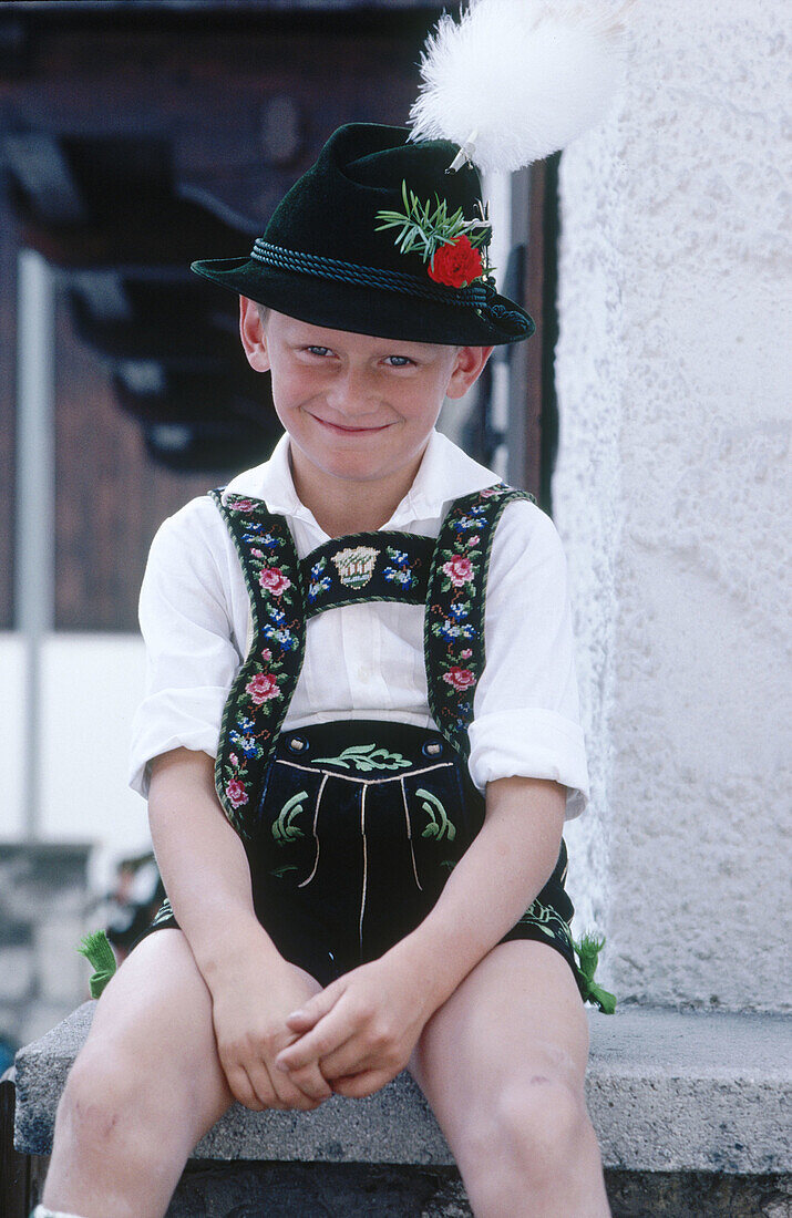 Junge in Lederhose und Trachtenhut, Garmisch. Bavaria. Germany
