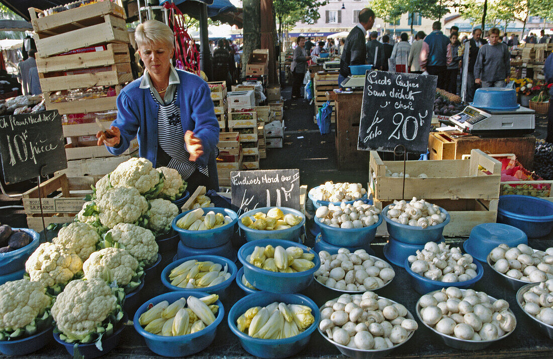Saturday market, Mâcon. Burgundy, France