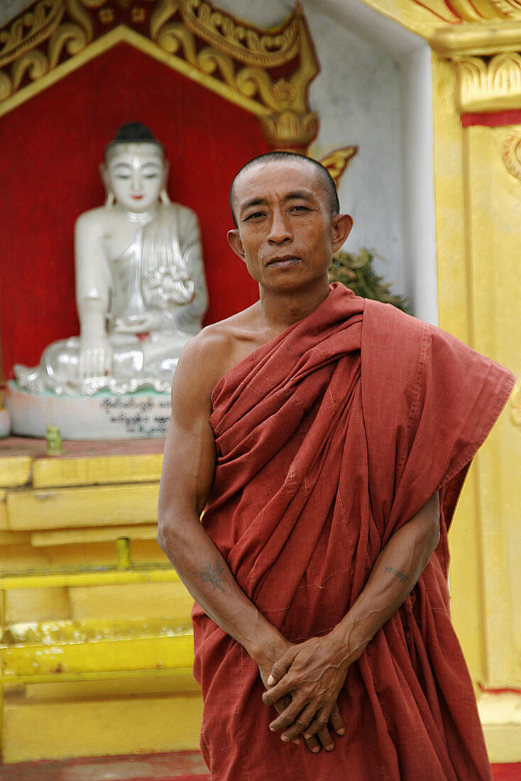 Buddhist monk. Onhmin Thonze Pagoda. Sagaing. Mandalay Division. Myanmar (Burma).