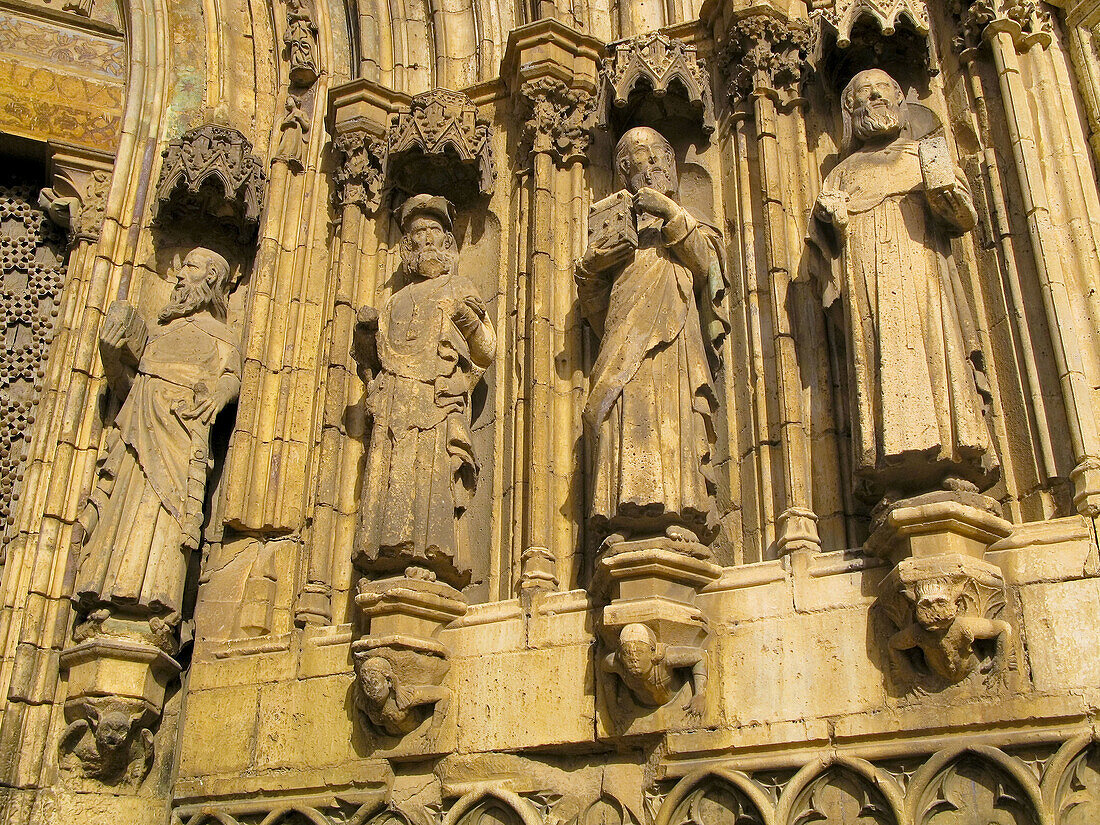 Detail of Puerta de los Apostoles. Gothic church of Santa María la Mayor (13th-14th century). Morella. Els Ports. Castellón province. Valencia. Spain