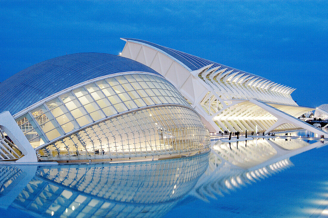 Hemisferic (left) and Príncipe Felipe Museum of Sciences (right). City of Arts and Sciences. Valencia. Spain