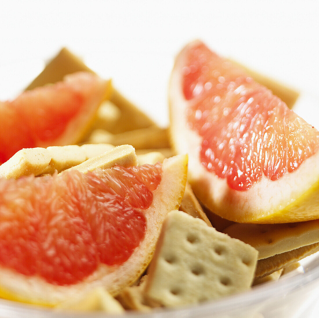 Slices of pomegranate and cookies