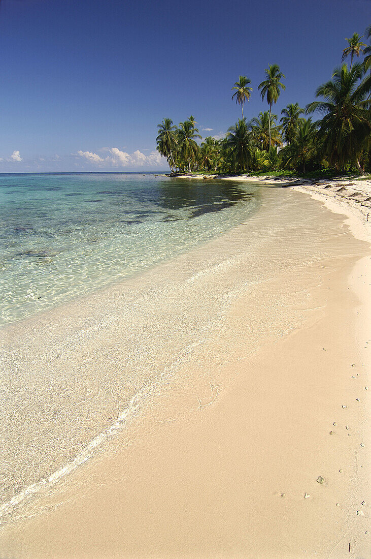 Caribbean beach at Wichubuala Cay. San Blas Islands, Panama