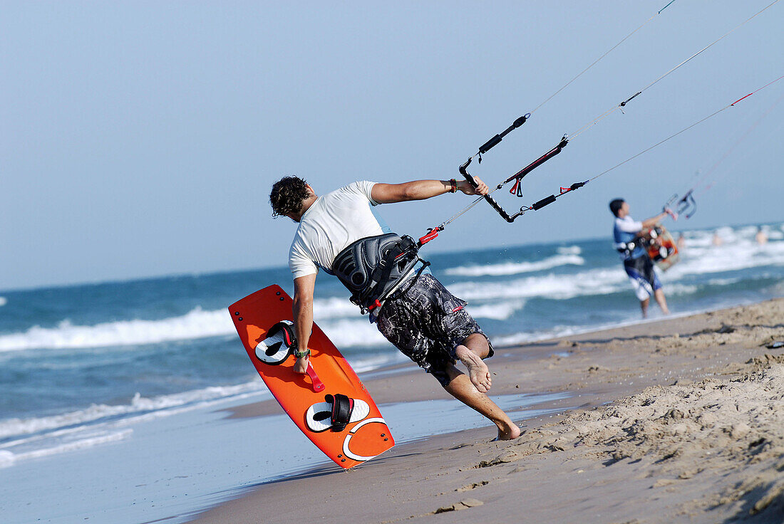 Aktion, Aktivität, Aufregend, Aussen, Bewegung, Brett, Bretter, Draussen, Erholen, Erholung, Erwachsene, Erwachsener, Extrem, Farbe, Fly-surfing, Fokus, Freizeit, Ganzkörper, Ganzkörperaufnahme, Geschick, Geschicklichkeit, Gleichgewicht, Handlung, Kite-bo