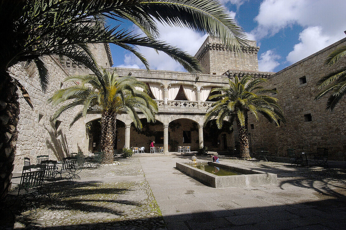 Parador Nacional (state-run hotel), old castle dating from 15th c., former residence of King Charles V, Jarandilla de la Vera. Cáceres province, Extremadura. Spain
