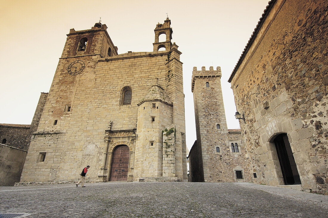 Square and Church of San Mateo (left) and Torre de las Cigüeñas (right), Gothic and Plateresco styles. Caceres. Extremadura. Spain