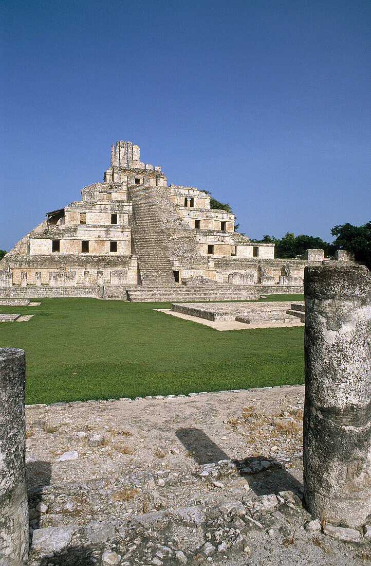 Alt, Archäologie, Architektur, Aussen, Draussen, Farbe, Geschichte, Länder, Menschenleer, Niemand, Plätze der Welt, Pyramide, Pyramiden, Reisen, Rest, Reste, Ruinen, Säule, Säulen, Tageszeit, Tempel, Unvollständig, Vertikal, Vorbei, N36-408616, agefotosto