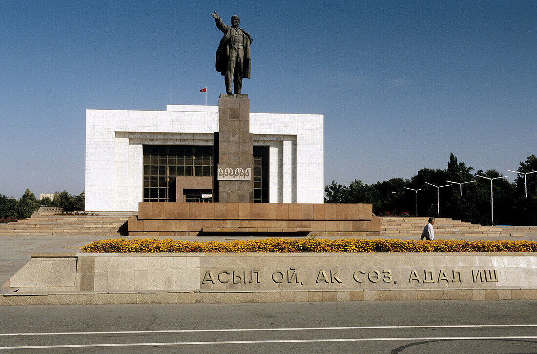 Kyrgyz National Museum, Vladimir Lenin Statue. History Museum. Bishkek. Kyrgyzstan.