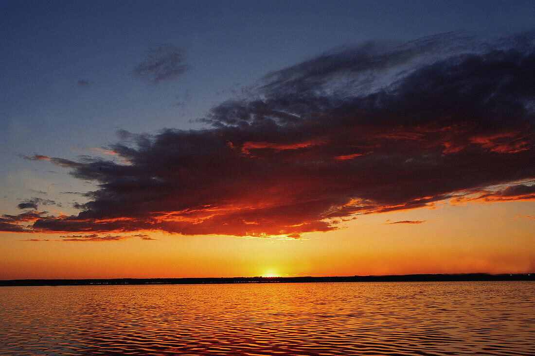 Abend, Farbe, Geräuschlosigkeit, Himmel, Landschaft, Landschaften, Natur, Ruhe, Ruhig, Schönheit, Sonne, Sonnenuntergang, Sonnenuntergänge, Still, Stimmung, Wasser, Wolke, Wolken, N50-425985, agefotostock