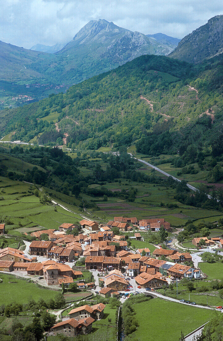 Carmona panoramic view. Cantabria. May 2005.
