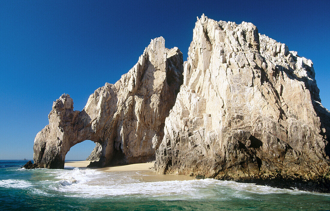 The Arch, lands end between the Sea of Cortez and the Pacific Ocean. Los Cabos, Baja California, Mexico