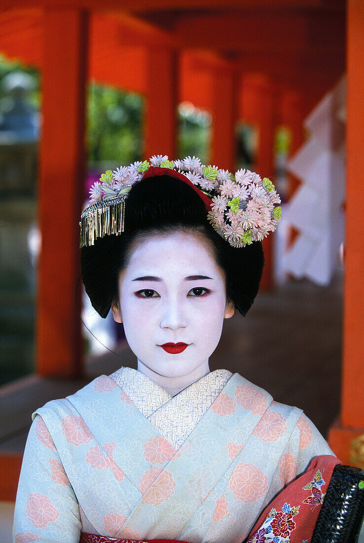 Maiko (Geisha apprentice), Kitano-Tenmangu Shrine, Kyoto, Japan