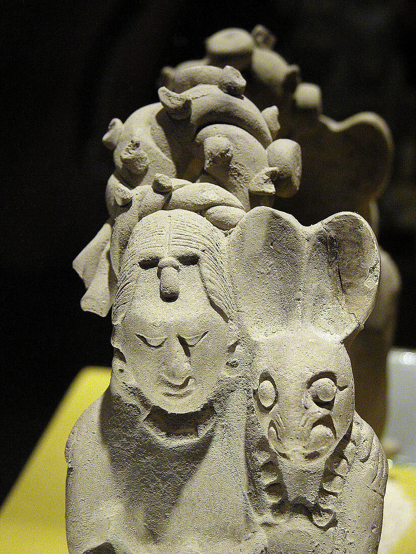 Figurine (late classic period, 550 - 900 A.D.), Maya sculpture in museum. Mérida, Yucatán. Mexico