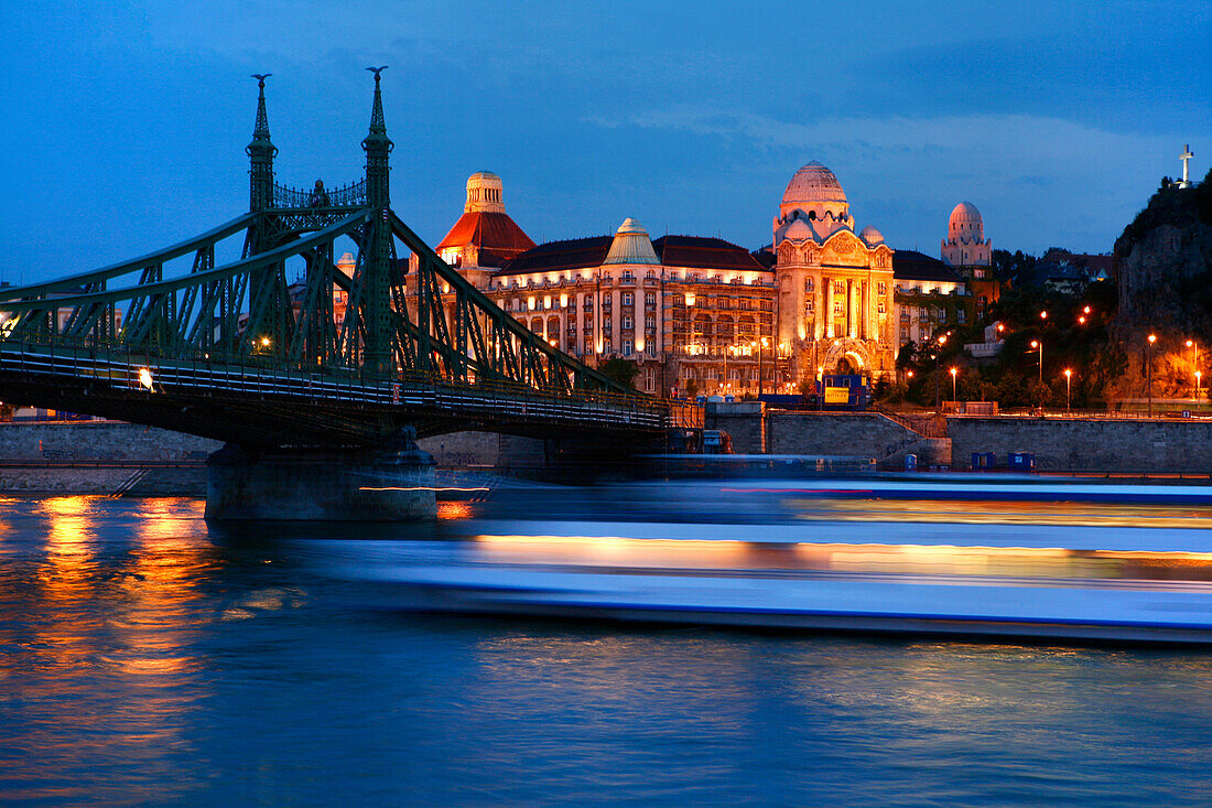 Der Fluss Danube, Szabadság Brücke und Hotel Gellert, Budapest, Ungarn