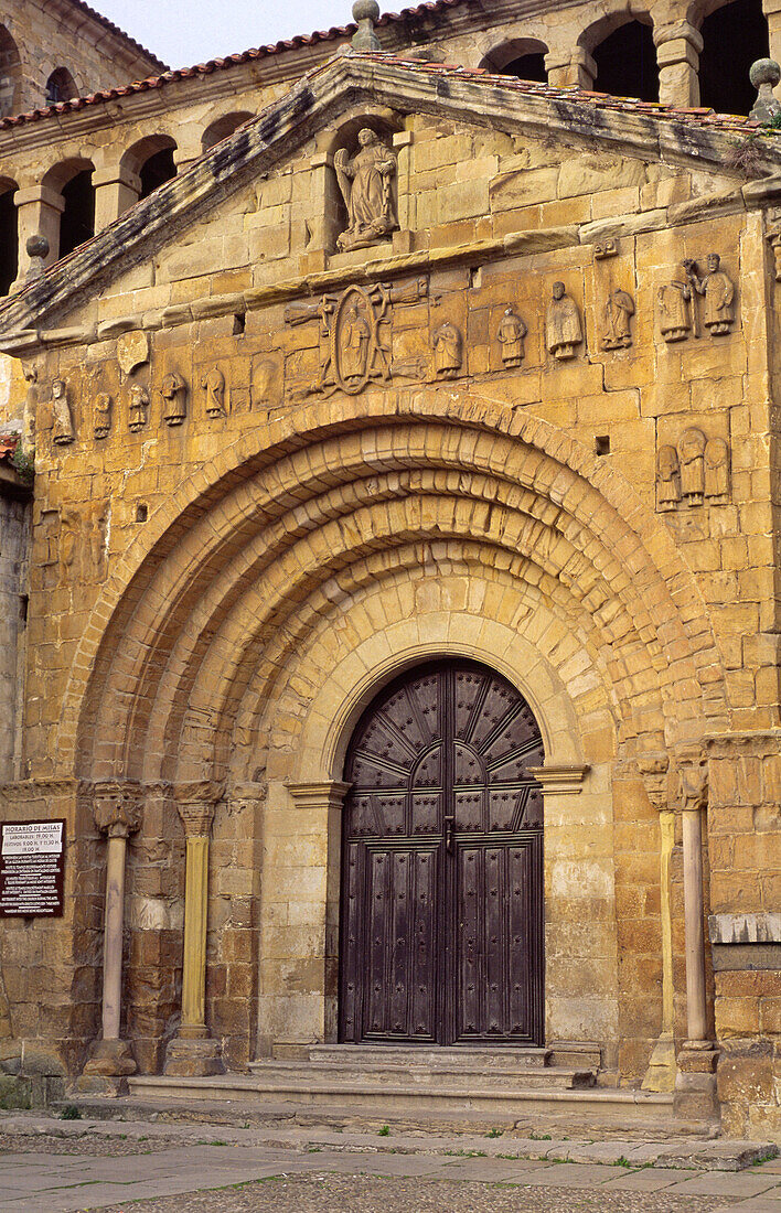 Portada principal de la colegiata románica de Santa Juliana (S. XII), Santillana del Mar, Cantabria, Spain