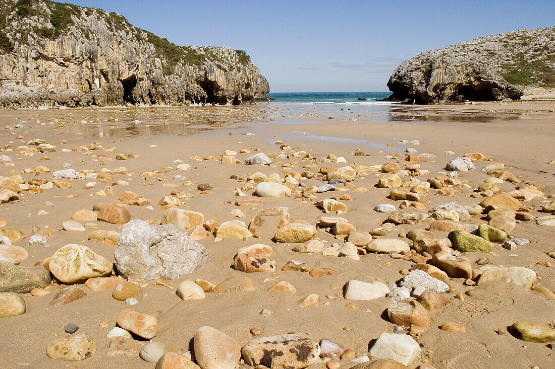 Playa de Cuevas del Mar, Pueblo de Cuevas, Concejo de Llanes, Paisaje Protegido de la Costa Oriental, Asturias, Spain.