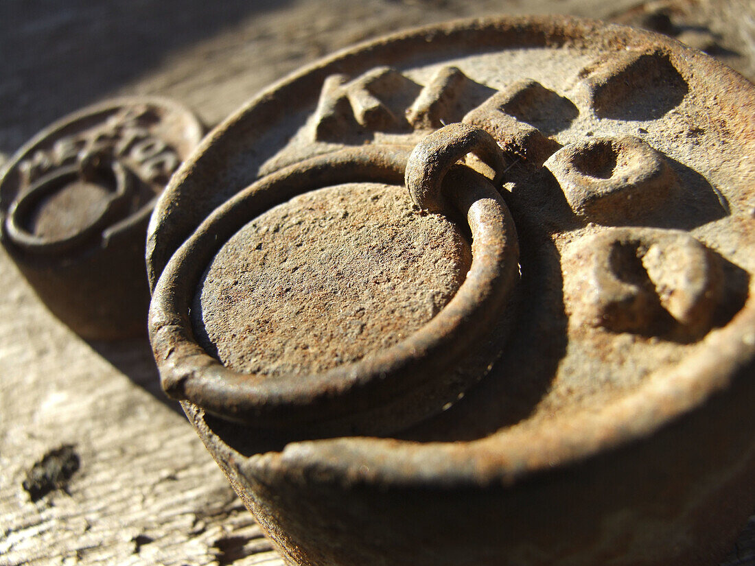 Aged, Castielfabib, Close up, Close-up, Closeup, Color, Colour, Concept, Concepts, Daytime, Exterior, Horizontal, Kg, Kilogram, Kilograms, Measure, Measurement, Measures, Measuring, Metal, Nobody, Object, Objects, Old, Old fashioned, Old-fashioned, Outdoo