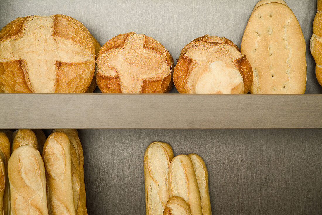Aliment, Aliments, Arrangement, Assorted, Baguette, Bakers shop, Bakers shops, Bakeries, Bakery, Bread, Color, Colour, Commerce, Detail, Details, Extended, Food, Foodstuff, For sale, French bread, Healthy, Healthy food, Home-made bread, Horizontal, Indoor