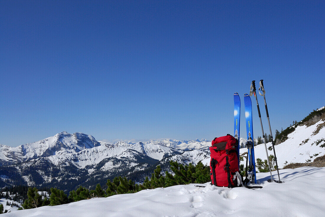 Rucksack und Ski stehen auf Berggipfel, Bayerische Voralpen, Oberbayern, Bayern, Deutschland