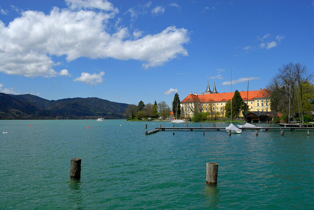 Kloster Tegernsee am Tegernsee mit Booststeg, Oberbayern, Bayern, Deutschland