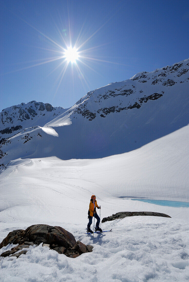 junge Frau im Aufstieg zum Sulzkogel, Kühtai, Stubaier Alpen, Tirol, Österreich