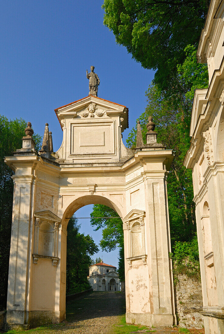 verzierter Torbogen am Wallfahrtsweg, Santa Maria del Monte, Sacromonte di Varese, Weltkulturerbe, Lombardei, Italien