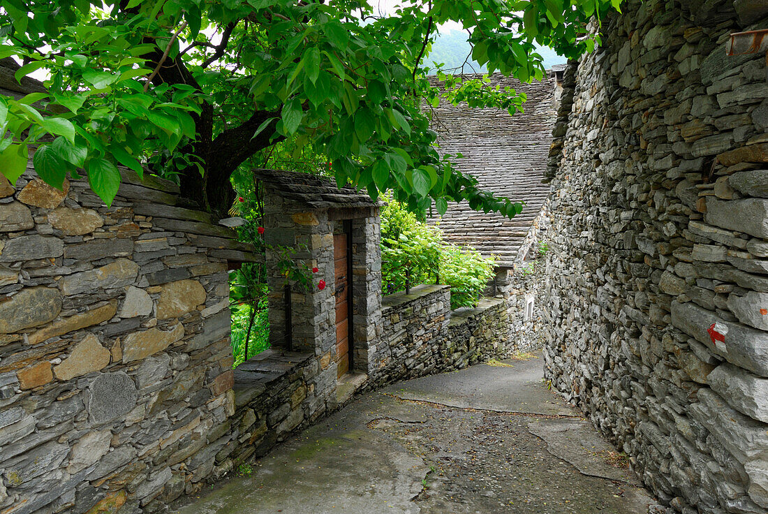 Gasse in Gordevio, Maggiatal, Tessin, Schweiz