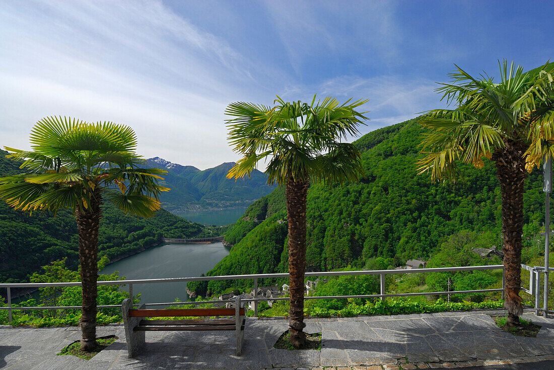 Blick auf Lago di Vogorno mit Lago Maggiore im Hintergrund, Mergoscia, Tessin, Schweiz