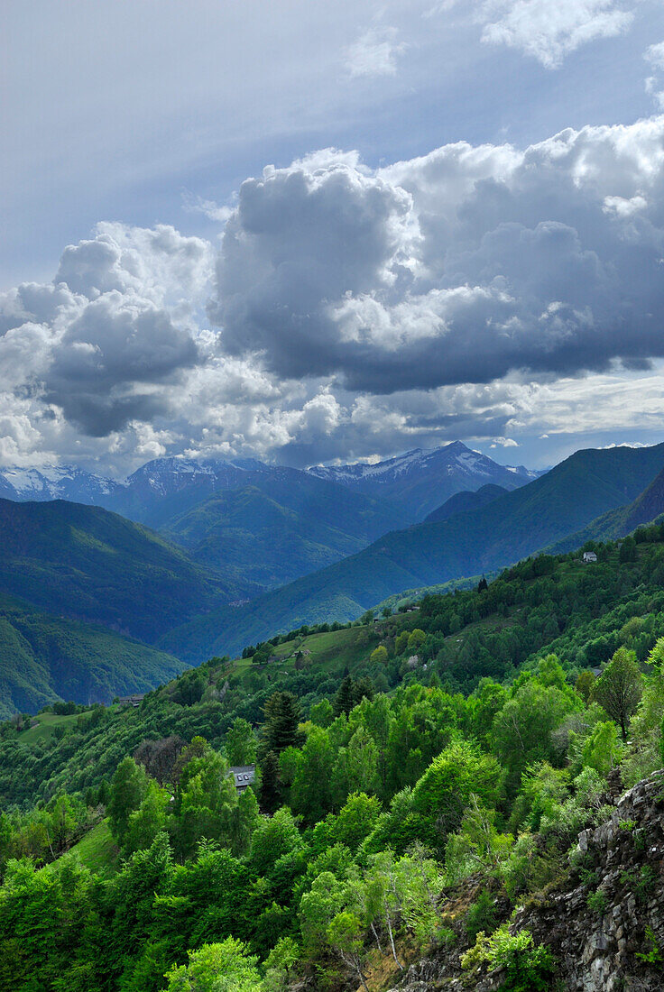 Blick über das Tal Centovalli, Tessin, Schweiz