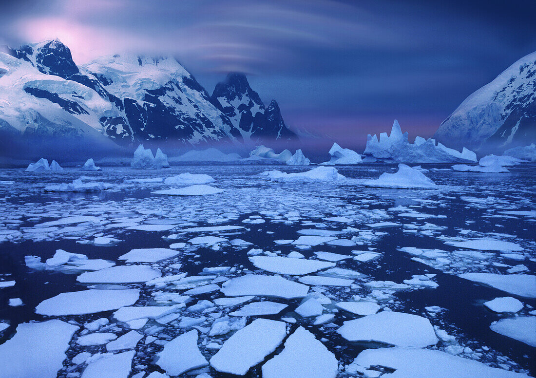 Eisschollen am Südlichen Polarkreis, Antarktische Inseln, Antarktis