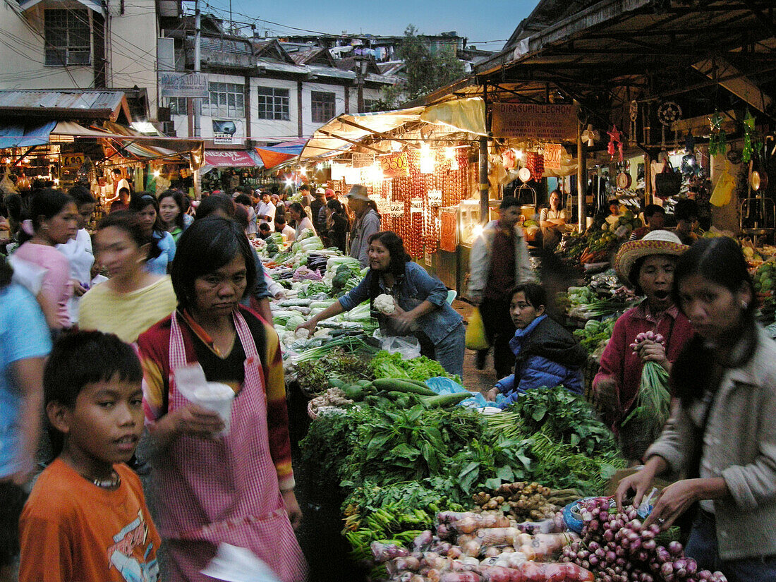 Menschenmenge bei Nacht auf dem Großmarkt, Baguio, Benguet Provinz, Luzon, Philippinen, Asien