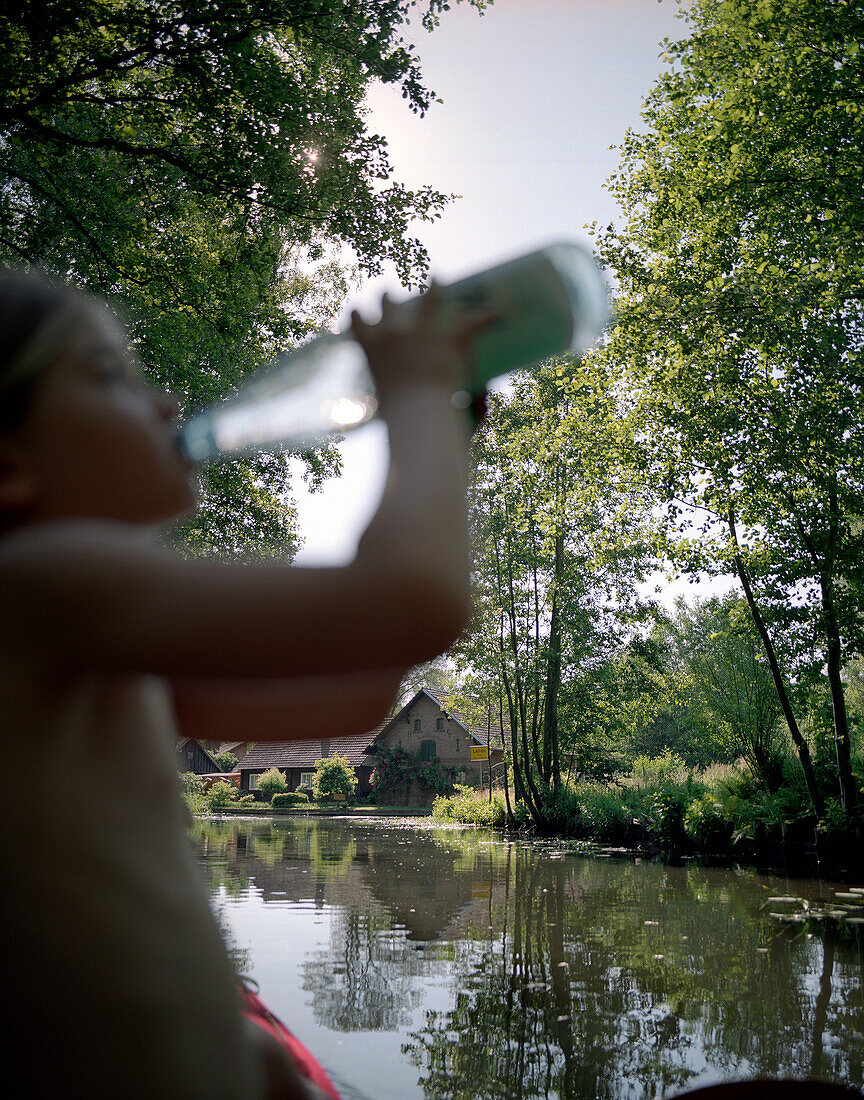 Paddeltour, Mädchen trinkt Wasser, Bauernhof am Ortseingang Lehde, Lehder Fließ, Erlenwald, Oberspreewald, Biospärenreservat, Spreewald, Brandenburg, Deutschland, MR