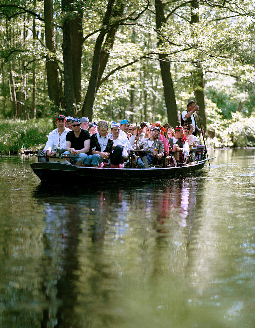 Spreewaldkahn voller Piraten, verkleidete Ausflügler, Tour ab Lübbenau, Oberspreewald, Biospärenreservat, Spreewald, Brandenburg, Deutschland