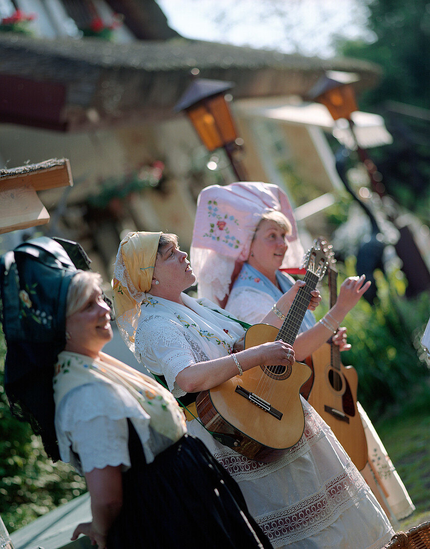 Spreewald Trio Die Luutchen spielt für Touristen traditionelle Musik, hier im Café Venedig in Lehde, Oberspreewald, Biospärenreservat, Spreewald, Brandenburg, Deutschland