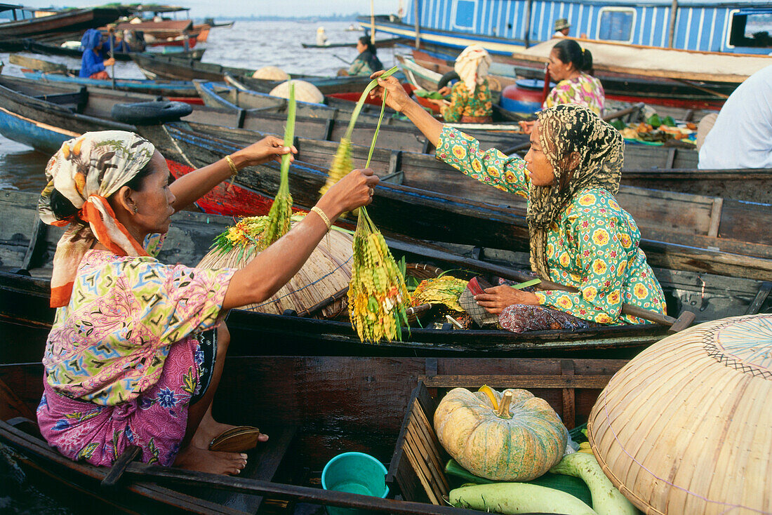 Frauen handeln auf Schwimmendem Markt in Banjarmasin, Süd-Kalimantan, Indonesien