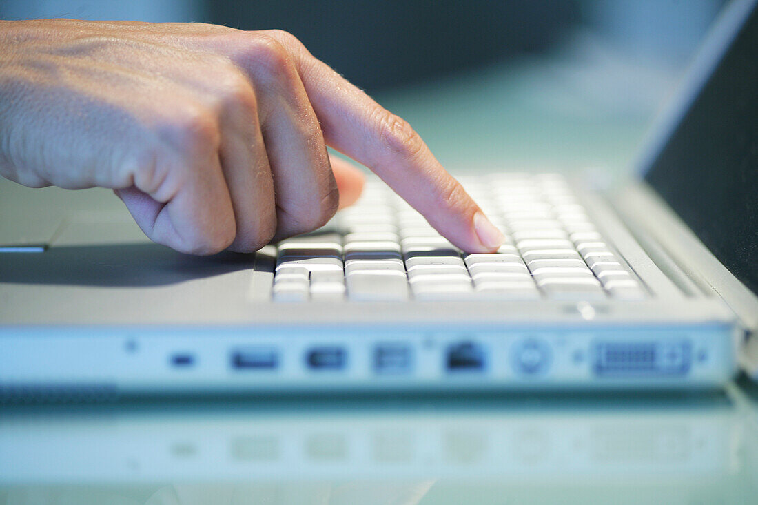 Hand am Laptop, Close Up, PC, Business