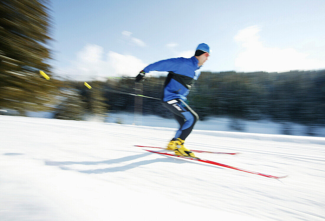 Langläufer, Mann beim Langlaufen in der Winterlandschaft, Winter, Sport