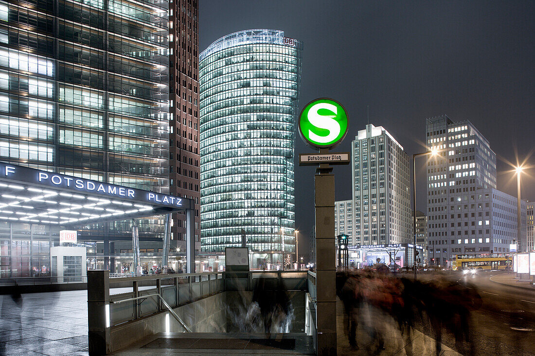 S-Bahn Station am Potsdamer Platz bei Nacht, Berlin, Deutschland