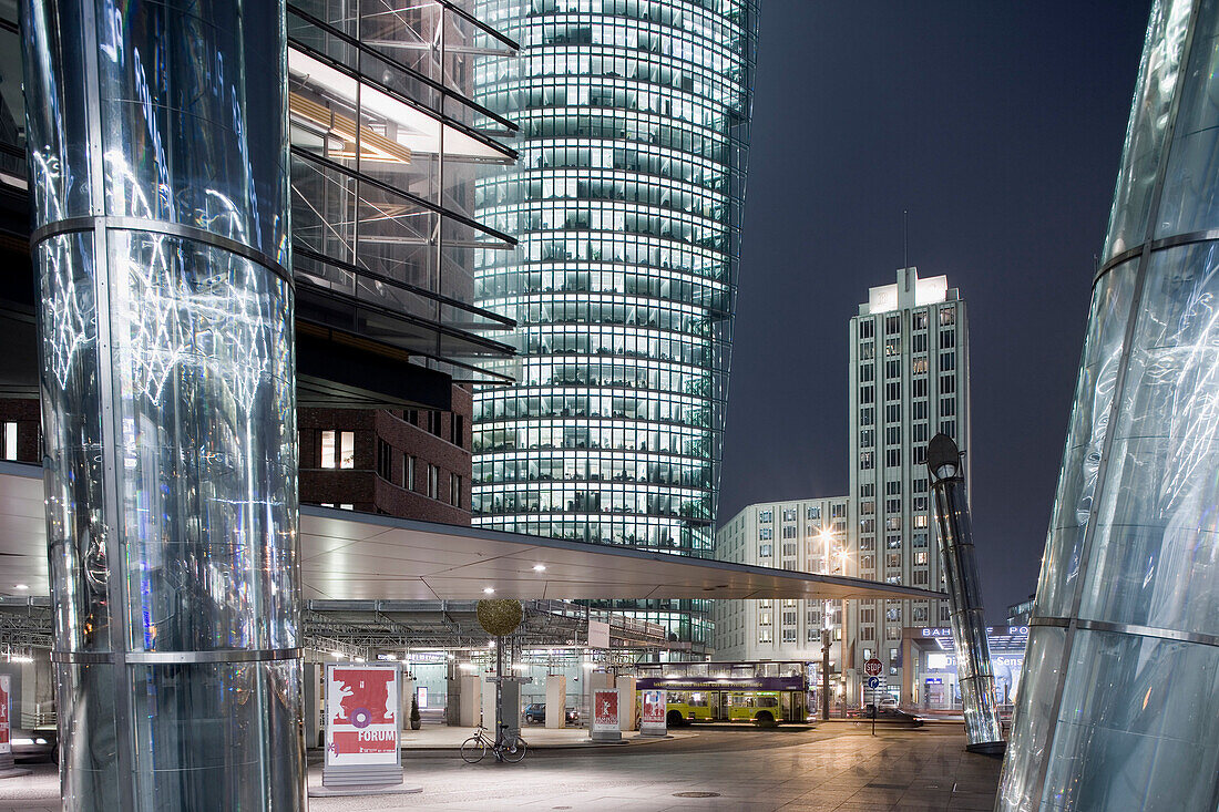 Bürogebäude am Potsdamer Platz bei Nacht, Berlin, Deutschland