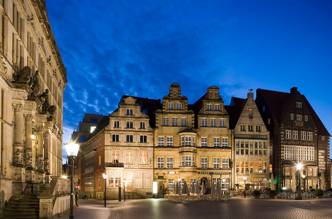Marktplatz in Bremen bei Nacht mit Bürgerhäusern, [Bremen ist UNESCO Welt Kulturerbe], Bremen, Deutschland, Europa