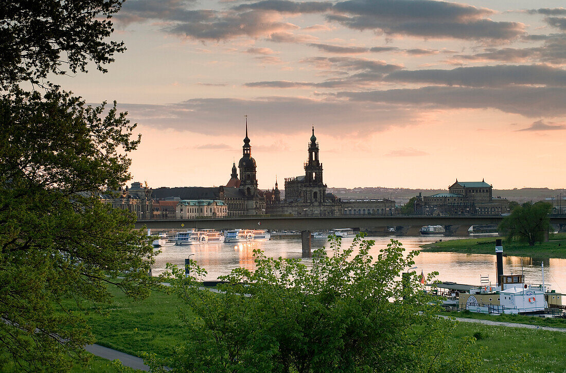 Blick über die Elbe auf Brühlsche Terrasse, Residenzschloss, Ständehaus Hofkirche und Semperoper, Dresden, Sachsen, Deutschland