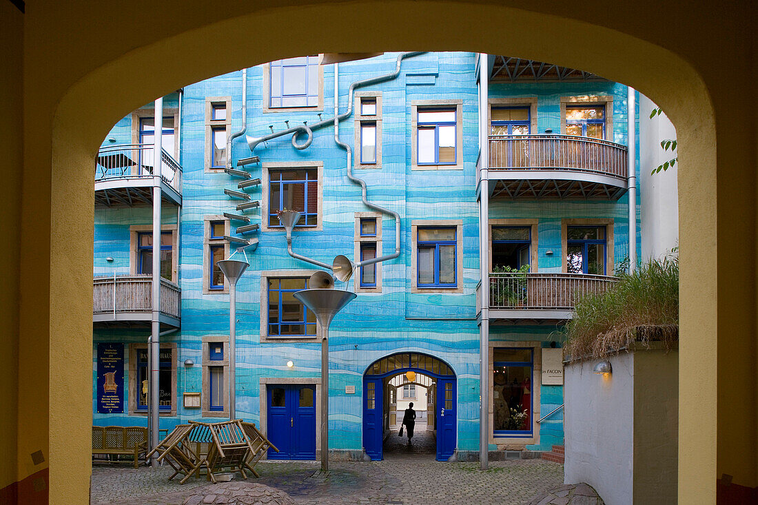 Der Hof der Elemente in der Kunsthofpassage. Der Kunsthof ist zentraler Bestandteil der äusseren Neustadt und verbindet Alaunstraße und Görlitzer Strasse, Dresden, Sachsen, Deutschland, Europa