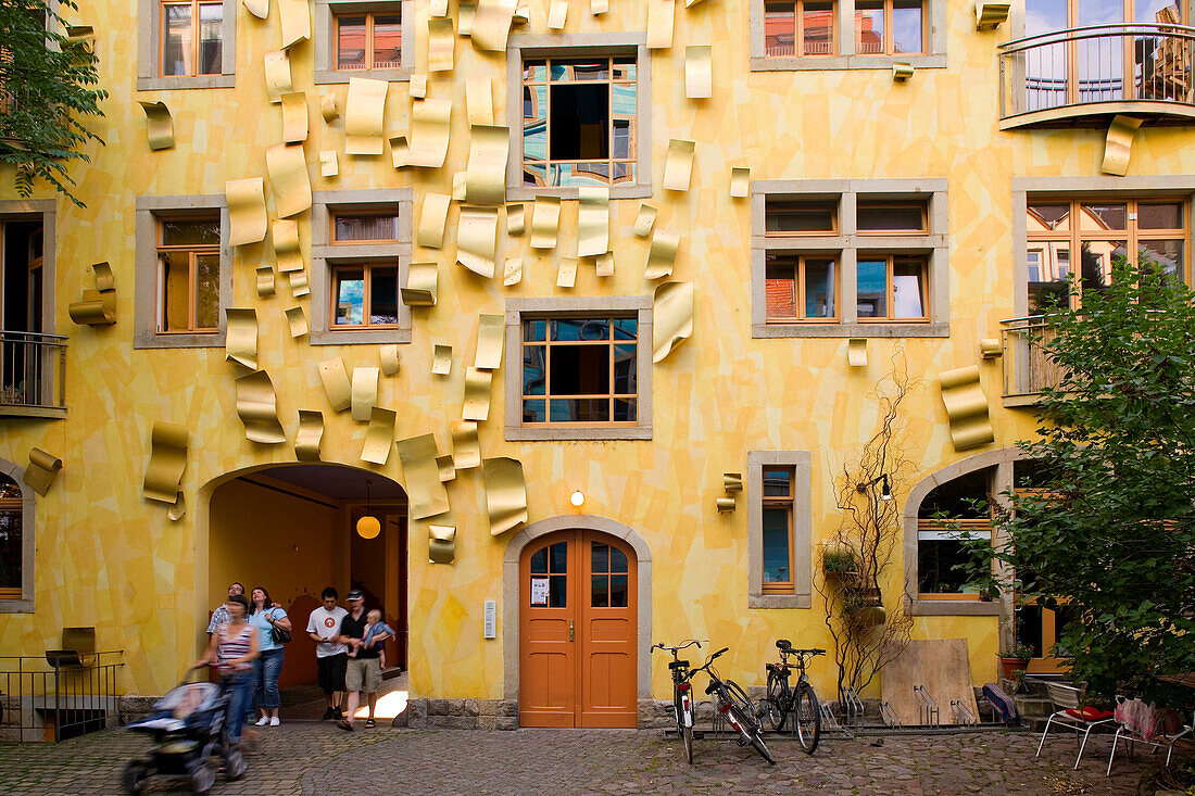 Der Hof der Elemente in der Kunsthofpassage. Der Kunsthof ist zentraler Bestandteil der äusseren Neustadt und verbindet Alaunstraße und Görlitzer Strasse, Dresden, Sachsen, Deutschland, Europa