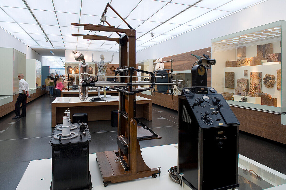 Das Deutsche Hygiene Museum, DHMD, Room 1 Living and Dying, an xray machine from the 20th century, Dresden, Saxony, Germany, Europe